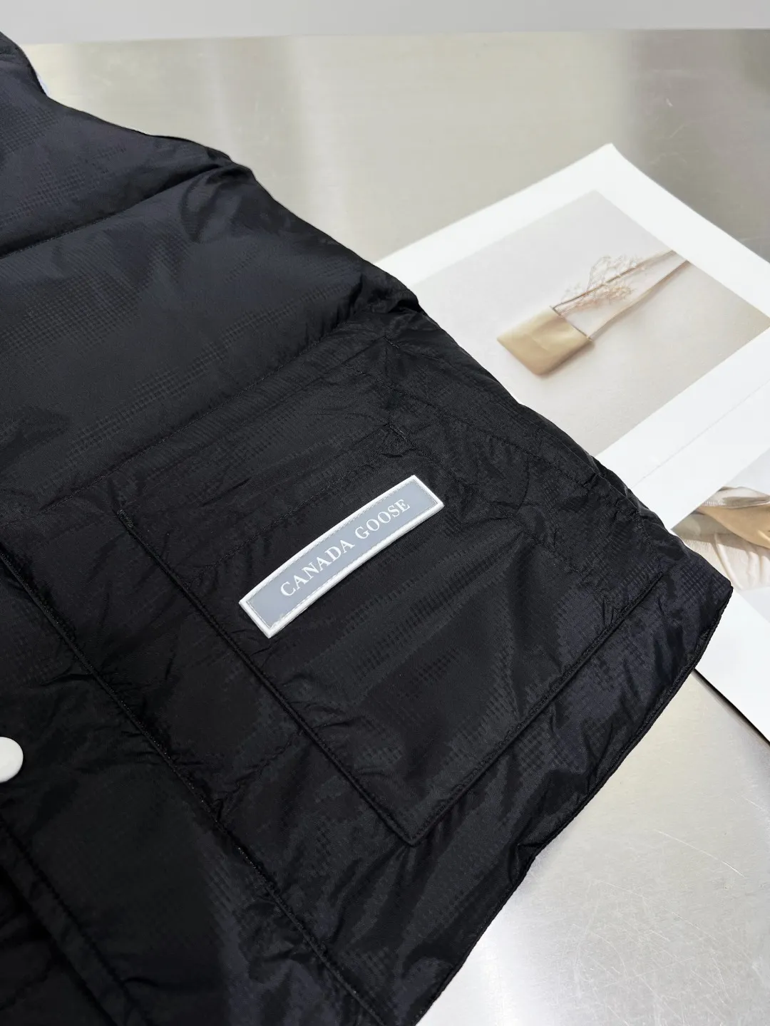 P480 𝗖𝗔𝗡𝗔𝗗𝗔 𝗚𝗢𝗢𝗦𝗘/Canada Goose White Label Glacier Vest Down Jacket Freestyle Vest THEICON This excellent down-filled vest can be freely layered with a variety of clothes, making it a favorite during the changing seasons. It's classic, versatile and provides excellent warmth. The Northern Lights capsule collection is reimagined in rich tones inspired by the stunning colors of Canada's north. The Glacial Haze capsule collection is revamped with a striking and layered color palette that evokes the feeling of being caught in the mist surrounding icebergs and glaciers. The top original replica version refers to the highest version in China (there is no one) (it is a piece of craftsmanship to make a piece of clothing that is ZP when placed in the counter) 1⃣ Made of original custom-made double plain 9500-100% nylon nylon fabric, windproof, waterproof and stain-resistant 2⃣ Filled with national standard Guangzhou Inspection white duck down, the amount of down is more than twice that of ordinary goods.  3⃣The zipper is customized from Yoshida YKK factory, with clear engraving and perfect and smooth texture. 4⃣Collar label, armband, back label, hangtag, complete anti-counterfeiting mark. Color: black, white, mood blue, melted water blue, graphite gray, purple. Size: XS S M L XL XXL
